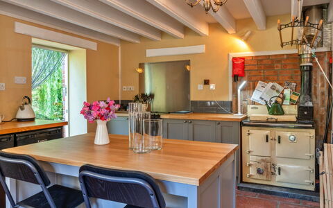 Marsh Cottage: Keuken, Countertop, Toestel Van De Keuken, Meubilair, Interieur Ontwerp, Cabinetry, Major Appliance, Hout, Flooring, Huishoudapparatuur
