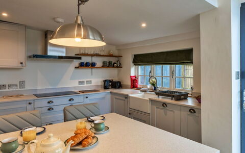 The Cottage at High Bickington: Interieur Ontwerp, Countertop, Meubilair, Keuken, Toestel Van De Keuken, Cabinetry, Flooring, Plafond, Hout, Lichte Inrichting