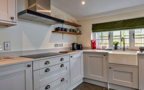 The Cottage at High Bickington: Keuken, Hout, Countertop, Cabinetry, Toestel Van De Keuken, Interieur Ontwerp, Major Appliance, Flooring, Huishoudapparatuur, Plafond