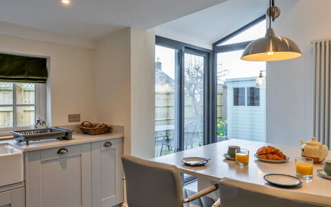 The Cottage at High Bickington: Meubilair, Interieur Ontwerp, Hout, Plafond, Countertop, Keuken, Lichte Inrichting, Flooring, Cabinetry, Huis