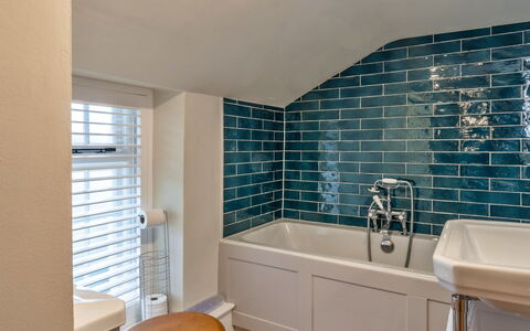 The Cottage at High Bickington: Blauw, Loodgieterswerkinrichting, Badkamer, Flooring, Verdieping, Bad, Loodgieter, Kraan, Tegel, Wastafel