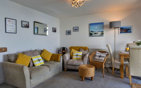 Sea Views Apartment in Ilfracombe: Meubilair, Muur, Bankstel, Interieur Ontwerp, Huis, Woonkamer, Flooring, Appartement, Kamer, Verdieping