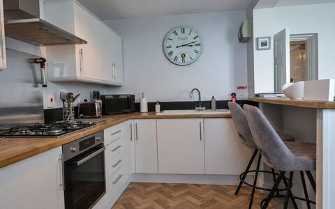 Sea Views Apartment in Ilfracombe: Meubilair, Interieur Ontwerp, Flooring, Cabinetry, Hout, Countertop, Verdieping, Keuken, Kamer, Major Appliance