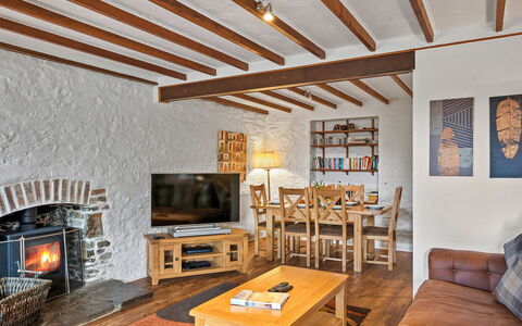 The Old School House at Instow: Muur, Hout, Plafond, Flooring, Interieur Ontwerp, Meubilair, Kamer, Woonkamer, Bankstel, Hardwood