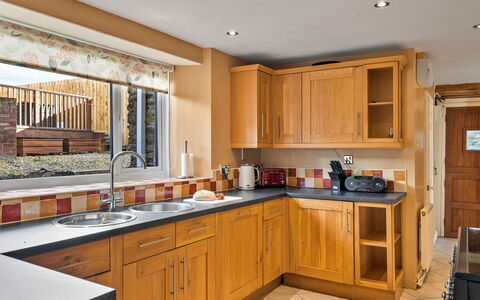 The Old School House at Instow: Keuken, Meubilair, Countertop, Cabinetry, Interieur Ontwerp, Toestel Van De Keuken, Flooring, Hout, Major Appliance, Wastafel