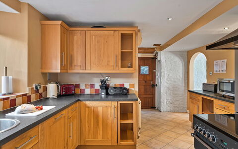 The Old School House at Instow: Keuken, Countertop, Cabinetry, Interieur Ontwerp, Meubilair, Flooring, Hout, Toestel Van De Keuken, Major Appliance, Verdieping