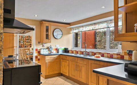 The Old School House at Instow: Keuken, Meubilair, Countertop, Cabinetry, Toestel Van De Keuken, Interieur Ontwerp, Major Appliance, Flooring, Hout, Huishoudapparatuur
