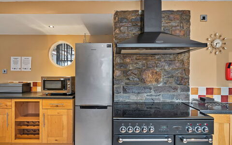 The Old School House at Instow: Toestel Van De Keuken, Keuken, Meubilair, Major Appliance, Cabinetry, Countertop, Flooring, Fornuis, Huishoudapparatuur, Interieur Ontwerp