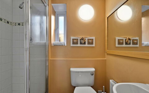 The Old School House at Instow: Badkamer, Wc Bril, Loodgieterswerkinrichting, Muur, Toilet, Interieur Ontwerp, Flooring, Verdieping, Wastafel, Wastafel In De Badkamer