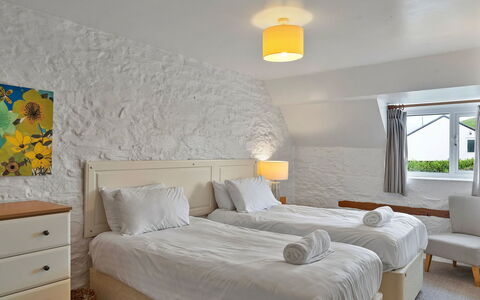The Old School House at Instow: Muur, Meubilair, Hout, Interieur Ontwerp, Bed, Verdieping, Slaapkamer, Plafond, Flooring, Bedding