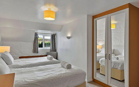 The Old School House at Instow: Bed, Muur, Interieur Ontwerp, Slaapkamer, Bedding, Hout, Laken, Plafond, Meubilair, Verdieping