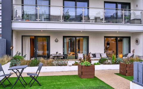 Plymouth City Apartment 15: Balkon, Buitenmeubels, Tuin, Stoel, Werf, Landscaping, Binnenplaats, Patio, Backyard, Toevlucht