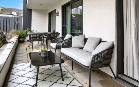 Plymouth City Apartment 15: Meubilair, Buitenmeubels, Stoel, Buitentafel, Tuin, Patio, Koffietafel, Kamerplant, Backyard, Landscaping