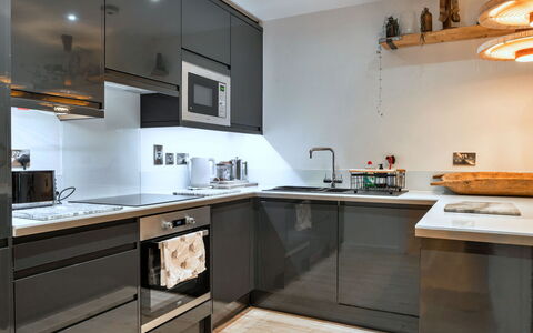 Plymouth City Apartment 15: Keuken, Toestel Van De Keuken, Countertop, Meubilair, Cabinetry, Major Appliance, Interieur Ontwerp, Flooring, Hout, Huishoudapparatuur