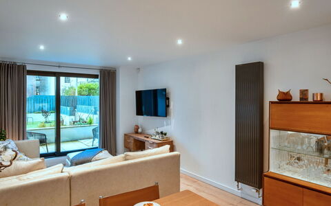 Plymouth City Apartment 15: Meubilair, Interieur Ontwerp, Flooring, Muur, Bankstel, Hout, Verdieping, Plafond, Woonkamer, Kamer