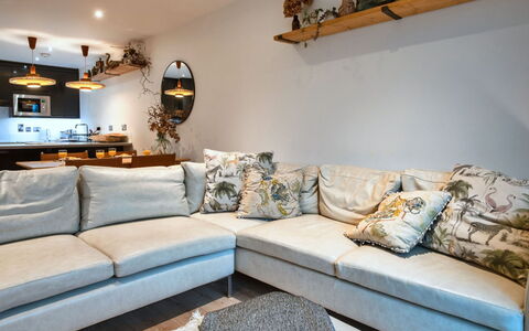 Plymouth City Apartment 15: Meubilair, Interieur Ontwerp, Flooring, Verdieping, Bankstel, Woonkamer, Houten Vloer, Kamer, Huis, Appartement
