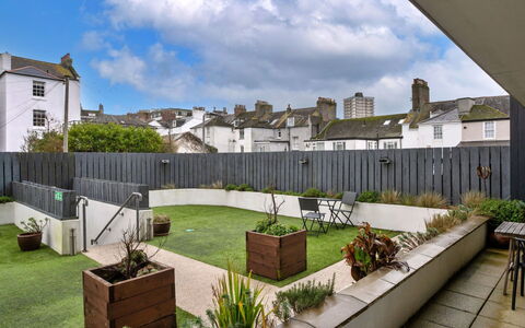 Plymouth City Apartment 15: Tuin, Backyard, Binnenplaats, Landscaping, Werf, Bloempot, Beton, Kunstgras, Kamerplant, Gazon