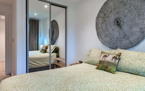 Plymouth City Apartment 15: Bed, Interieur Ontwerp, Meubilair, Slaapkamer, Bedding, Laken, Muur, Flooring, Verdieping, Hout