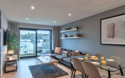 Plymouth Residence 53: Flooring, Verdieping, Appartement, Interieur Ontwerp, Plafond, Houten Vloer, Hardwood, Stoel, Woonkamer, Kamerplant