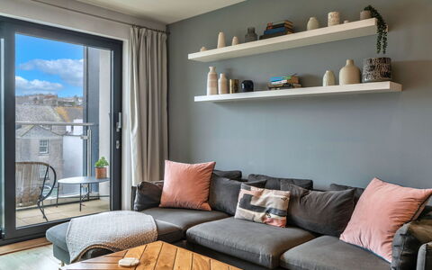 Plymouth Residence 53: Meubilair, Interieur Ontwerp, Bankstel, Flooring, Hout, Woonkamer, Verdieping, Huis, Kamer, Kussen Gooien