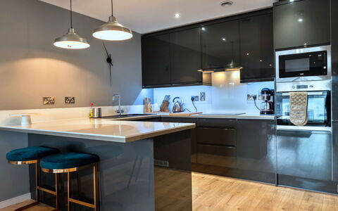 Plymouth Residence 53: Meubilair, Countertop, Interieur Ontwerp, Keuken, Cabinetry, Flooring, Lichte Inrichting, Toestel Van De Keuken, Plafond, Hout