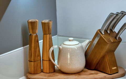 Plymouth Residence 53: Tableware, Serveware, Keuken, Voedsel, Dishware, Hardwood