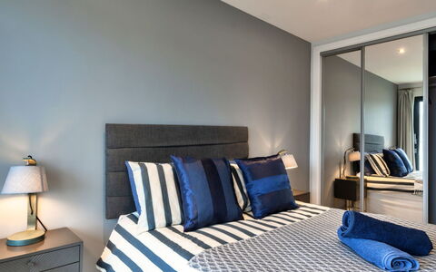 Plymouth Residence 53: Meubilair, Interieur Ontwerp, Slaapkamer, Bed, Flooring, Verdieping, Laken, Bedding, Plafond, Kamer