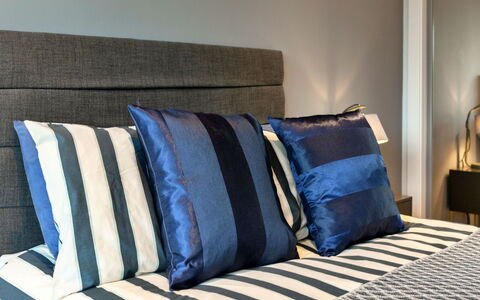 Plymouth Residence 53: Slaapkamer, Linens, Meubilair, Bedding, Bed, Laken, Kussen Gooien, Bed Frame, Hoofdkussen, Kussen