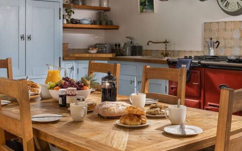 Coulscott Old Barn: Meubilair, Keuken, Cabinetry, Hout, Countertop, Flooring, Tableware, Toestel Van De Keuken, Interieur Ontwerp, Keuken En Eettafel