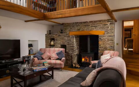 Coulscott Old Barn: Meubilair, Interieur Ontwerp, Flooring, Verdieping, Bankstel, Muur, Hout, Woonkamer, Plafond, Kamer