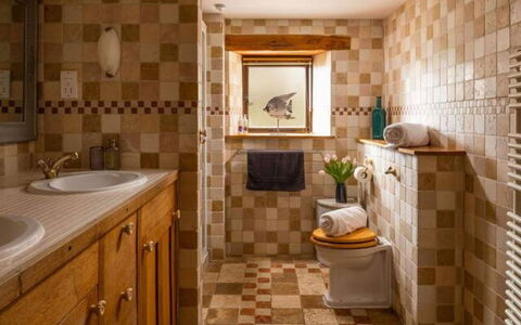 Coulscott Old Barn: Flooring, Interieur Ontwerp, Badkamer, Verdieping, Muur, Loodgieterswerkinrichting, Tegel, Wastafel In De Badkamer, Badkamerkast, Loodgieter