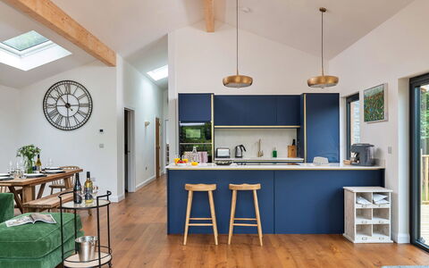 Coulscott Pipistrelle Barn: Meubilair, Interieur Ontwerp, Flooring, Hout, Plafond, Countertop, Keuken, Verdieping, Cabinetry, Verlichting