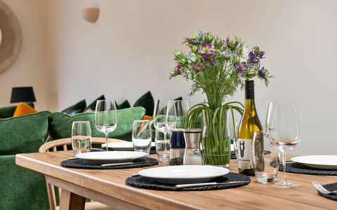 Coulscott Pipistrelle Barn: Meubilair, Tableware, Tafel, Drinkware, Interieur Ontwerp, Keuken En Eettafel, Eetkamer, Serveware, Stoel, Dishware