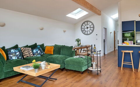 Coulscott Pipistrelle Barn: Meubilair, Interieur Ontwerp, Bankstel, Flooring, Muur, Verdieping, Woonkamer, Hout, Kamer, Plafond
