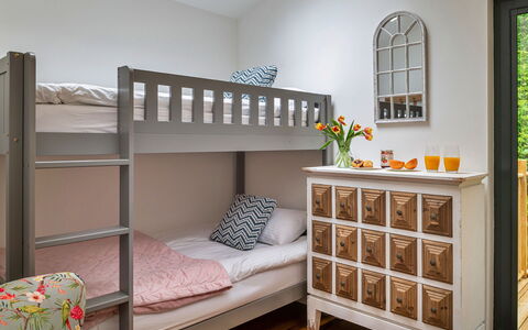 Coulscott Pipistrelle Barn: Meubilair, Stapelbed, Bed, Slaapkamer, Interieur Ontwerp, Bedding, Hout, Laken, Verdieping, Flooring