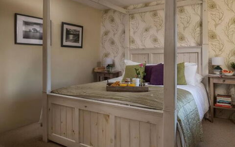 Coulscott Peacock Cottage: Meubilair, Bed, Interieur Ontwerp, Slaapkamer, Muur, Flooring, Bedding, Verdieping, Hout, Laken
