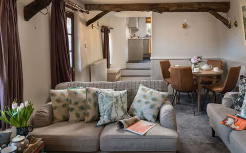 Coulscott Peacock Cottage: Meubilair, Interieur Ontwerp, Muur, Bankstel, Hout, Flooring, Woonkamer, Kamer, Verdieping, Plafond