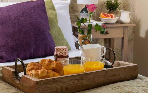 Coulscott Peacock Cottage: Voedsel, Tableware, Serveware, Ingrediënt, Meubilair, Finger Food, Nagerecht, Drinkware, Ontbijt