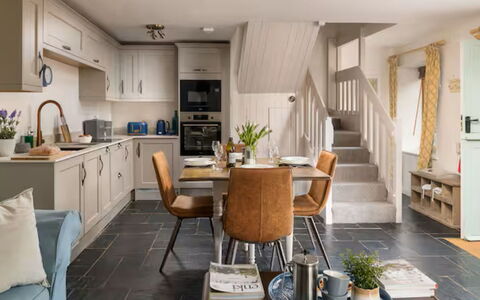 Coulscott Aylesbury Cottage: Meubilair, Interieur Ontwerp, Flooring, Hout, Verdieping, Plafond, Keuken, Huis, Verlichting, Kamer