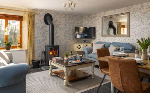 Coulscott Aylesbury Cottage: Meubilair, Interieur Ontwerp, Flooring, Woonkamer, Hout, Bankstel, Kamer, Tafel, Haard, Fotolijst