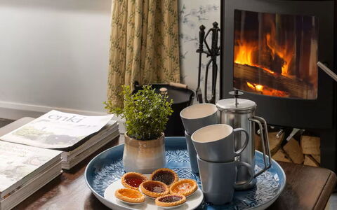 Coulscott Aylesbury Cottage: Meubilair, Tableware, Interieur Ontwerp, Flooring, Tafel, Serveware, Kamer, Haard, Woonkamer, Stoel