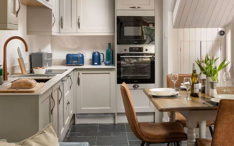 Coulscott Aylesbury Cottage: Keuken, Meubilair, Toestel Van De Keuken, Countertop, Cabinetry, Major Appliance, Interieur Ontwerp, Hout, Flooring, Huishoudapparatuur