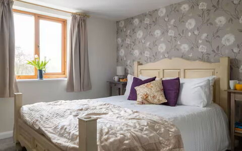 Coulscott Aylesbury Cottage: Meubilair, Bed, Interieur Ontwerp, Slaapkamer, Bedding, Laken, Muur, Flooring, Hout, Linens