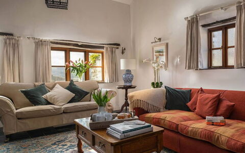 Coulscott Farmhouse: Meubilair, Bankstel, Interieur Ontwerp, Woonkamer, Flooring, Kamer, Verdieping, Plafond, Tafel, Kussen Gooien