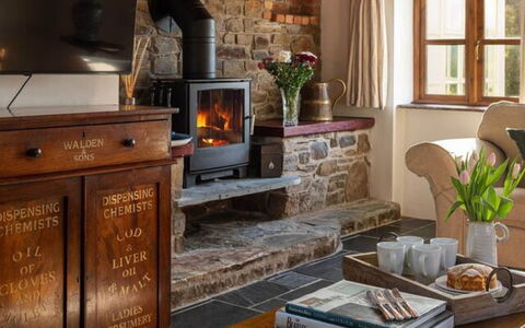 Coulscott Farmhouse: Meubilair, Muur, Interieur Ontwerp, Hout, Flooring, Haard, Verlichting, Kamer, Verdieping, Woonkamer