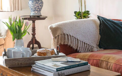 Coulscott Farmhouse: Meubilair, Tafel, Interieur Ontwerp, Bankstel, Tableware, Woonkamer, Kussen Gooien, Flooring, Fotolijst, Kussen