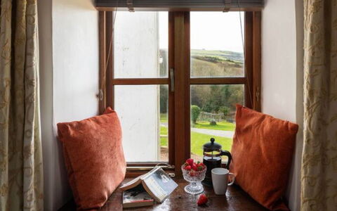 Coulscott Farmhouse: Interieur Ontwerp, Meubilair, Kamer, Gordijn, Venster Behandeling, Daylighting, Hoofdkussen, Kussen, Raambekleding, Kussen Gooien