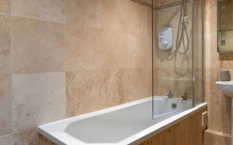 Coulscott Farmhouse: Badkamer, Bad, Loodgieterswerkinrichting, Muur, Flooring, Verdieping, Interieur Ontwerp, Loodgieter, Kraan, Tegel