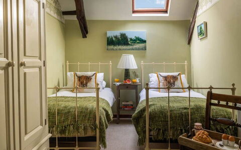 Coulscott Farmhouse: Meubilair, Bed, Interieur Ontwerp, Slaapkamer, Hout, Bedding, Verdieping, Laken, Flooring, Plafond