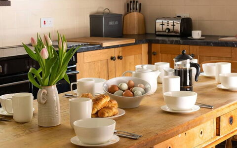 Coulscott Georgian House: Tableware, Meubilair, Keuken, Serveware, Toestel Van De Keuken, Countertop, Cabinetry, Dishware, Porselein